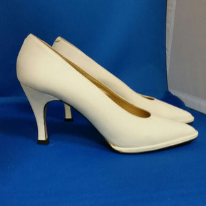 Morgan Taylor Bone Nubuck pumps, Size 6.5m